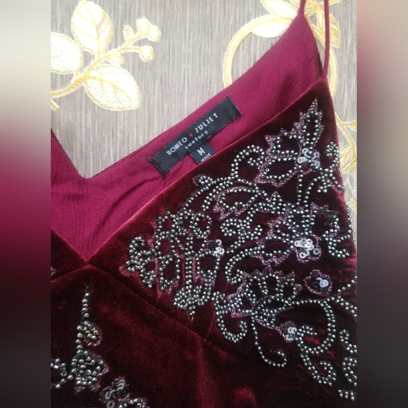 ROMEO+JULIET BURGUNDY VELVET DRESS - Picture 8 of 8